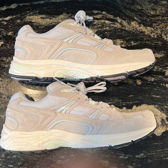 NWOB Vionic Classic Walker - Picture 13 of 17